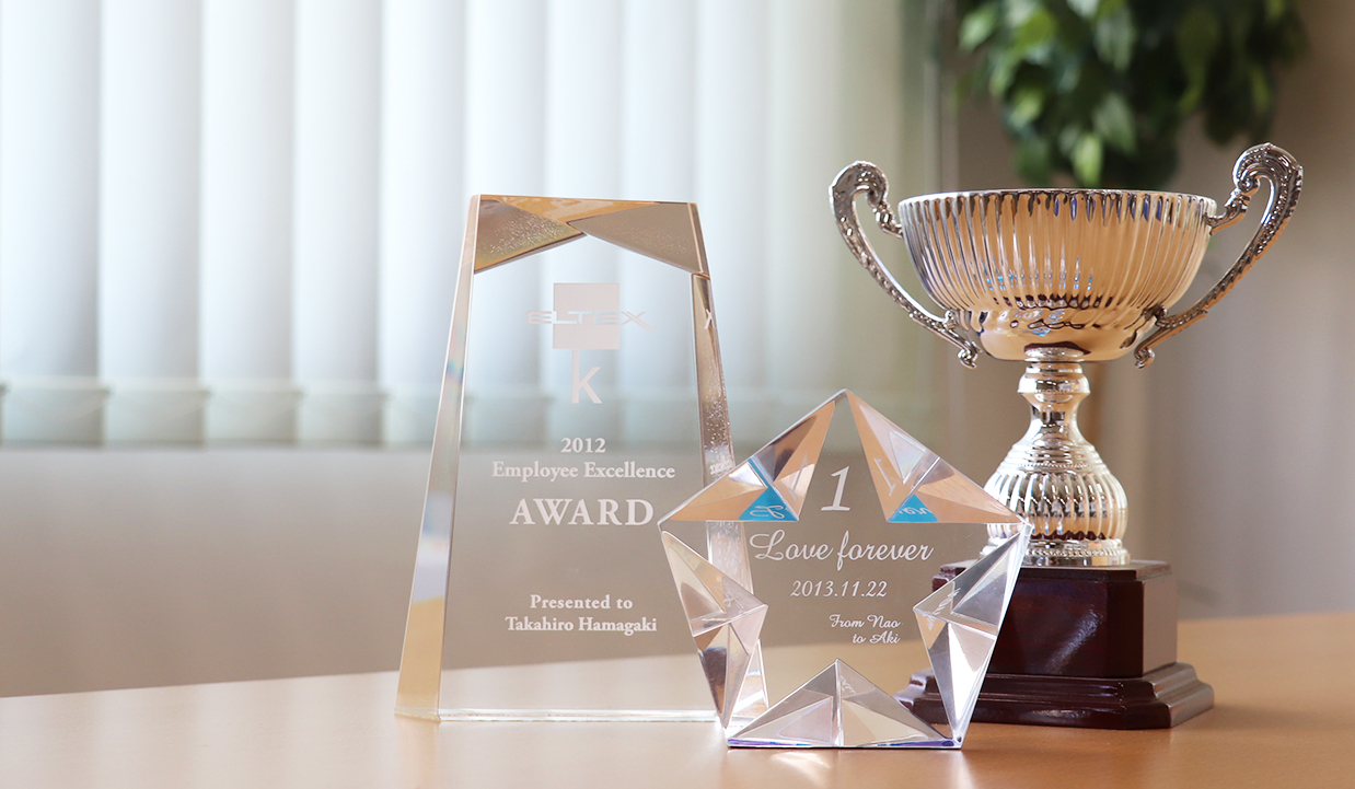 金属・ガラス・アクリル】トロフィーや楯の素材と特徴 - 表彰に関する